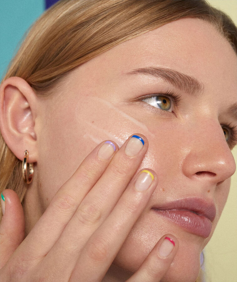 byoma skin care girl putting on moisturizing gel cream